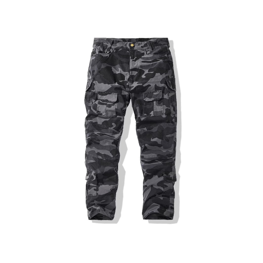 Herrars cargobyxor i camouflage-design med mångsidiga fickor Mirla-Eva Jonsson