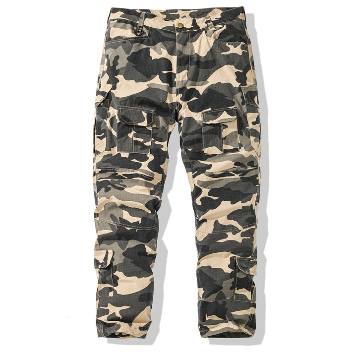 Herrars cargobyxor i camouflage-design med mångsidiga fickor Mirla-Eva Jonsson