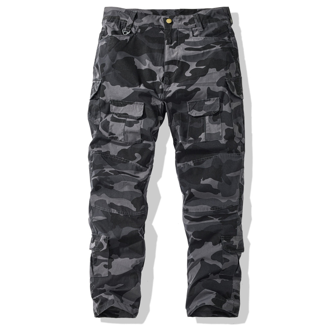 Herrars cargobyxor i camouflage-design med mångsidiga fickor Mirla-Eva Jonsson