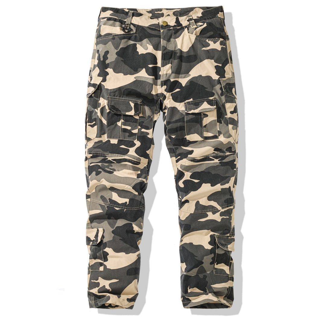 Herrars cargobyxor i camouflage-design med mångsidiga fickor Mirla-Eva Jonsson
