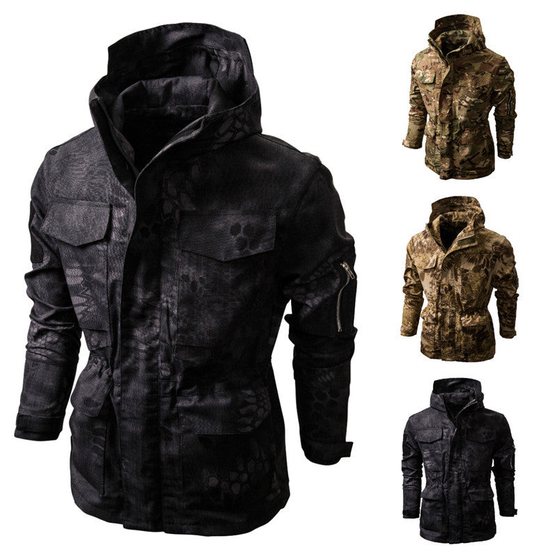 Herrars utomhusjacka med camouflage-design och praktiska fickor Mirla-Eva Jonsson