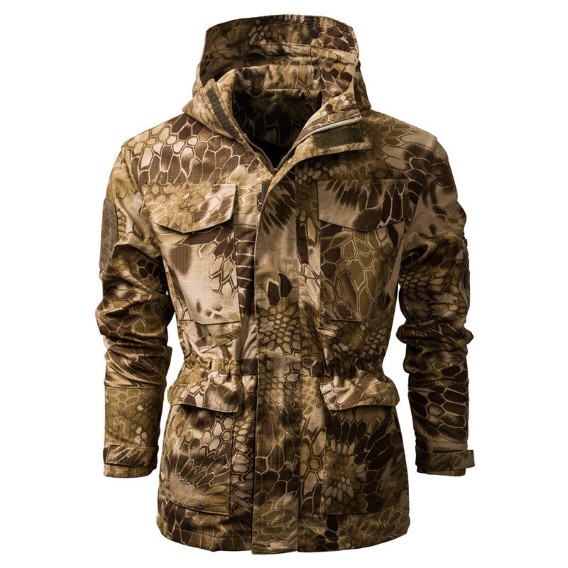 Herrars utomhusjacka med camouflage-design och praktiska fickor Mirla-Eva Jonsson
