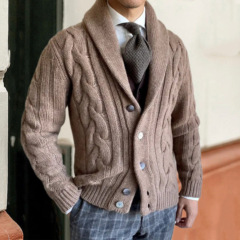 Herren Grobstrickjacke mit elegantem Zopfdesign und modernem Kragen Mirla-Eva Jonsson