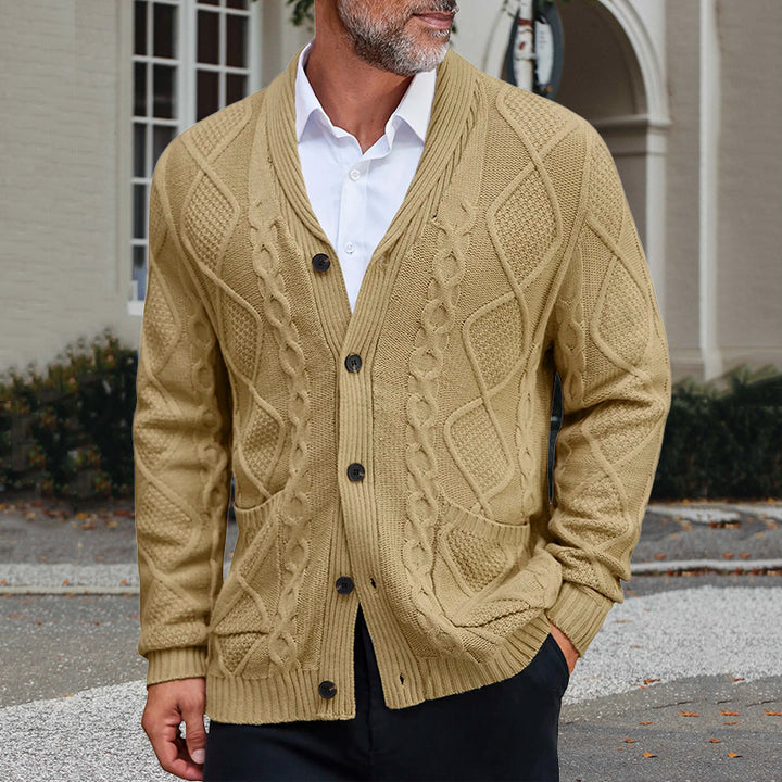 Herren Grobstrickjacke mit elegantem Zopfmuster und praktischen Taschen Mirla-Eva Jonsson