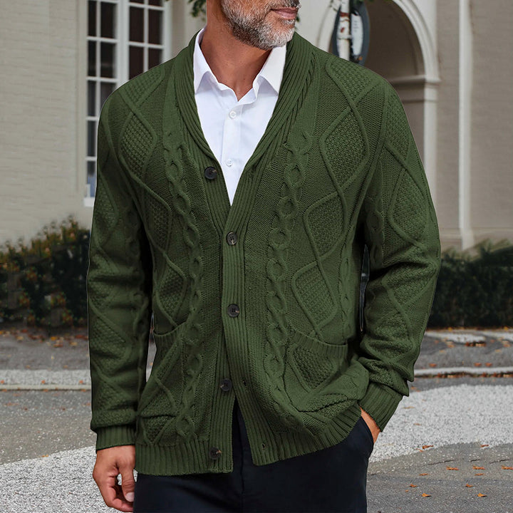 Herren Grobstrickjacke mit elegantem Zopfmuster und praktischen Taschen Mirla-Eva Jonsson