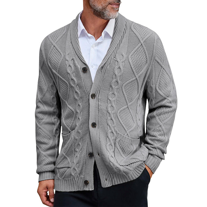Herren Grobstrickjacke mit elegantem Zopfmuster und praktischen Taschen Mirla-Eva Jonsson