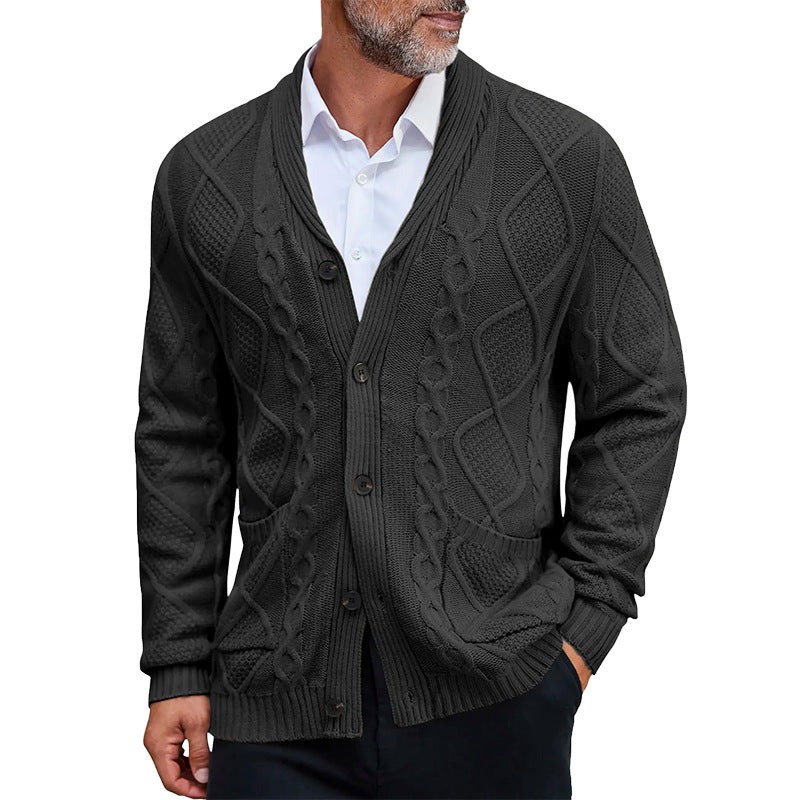 Herren Grobstrickjacke mit elegantem Zopfmuster und praktischen Taschen Mirla-Eva Jonsson