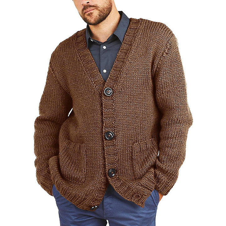 Herren Grobstrickjacke mit klassischem V-Ausschnitt und praktischen Taschen Mirla-Eva Jonsson