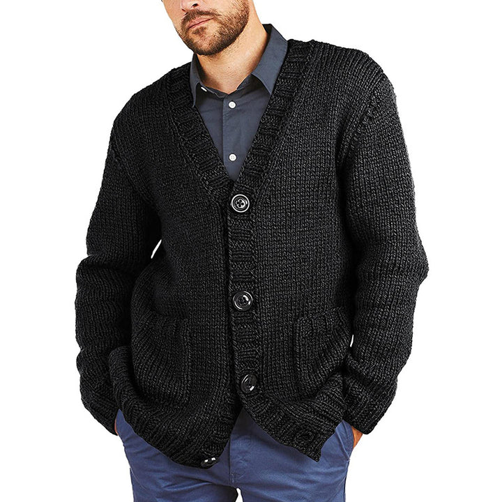 Herren Grobstrickjacke mit klassischem V-Ausschnitt und praktischen Taschen Mirla-Eva Jonsson