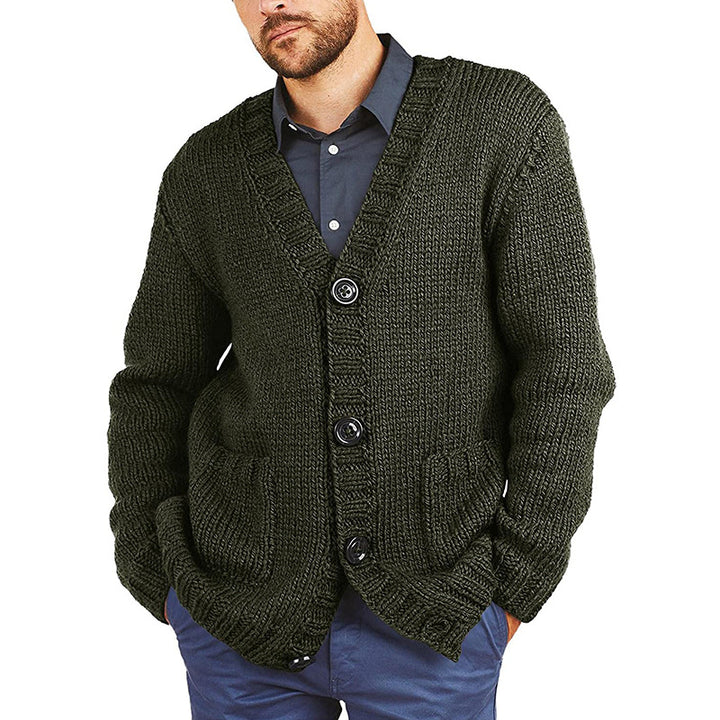 Herren Grobstrickjacke mit klassischem V-Ausschnitt und praktischen Taschen Mirla-Eva Jonsson