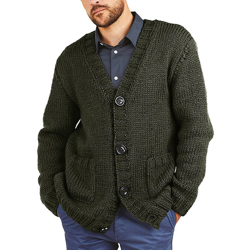 Herren Grobstrickjacke mit klassischem V-Ausschnitt und praktischen Taschen Mirla-Eva Jonsson