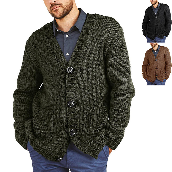 Herren Grobstrickjacke mit klassischem V-Ausschnitt und praktischen Taschen Mirla-Eva Jonsson