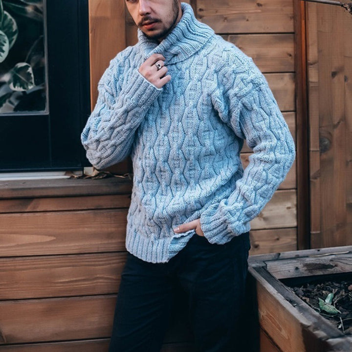 Herren Grobstrickpullover mit hohem Kragen und strukturiertem Zopfdesign Mirla-Eva Jonsson