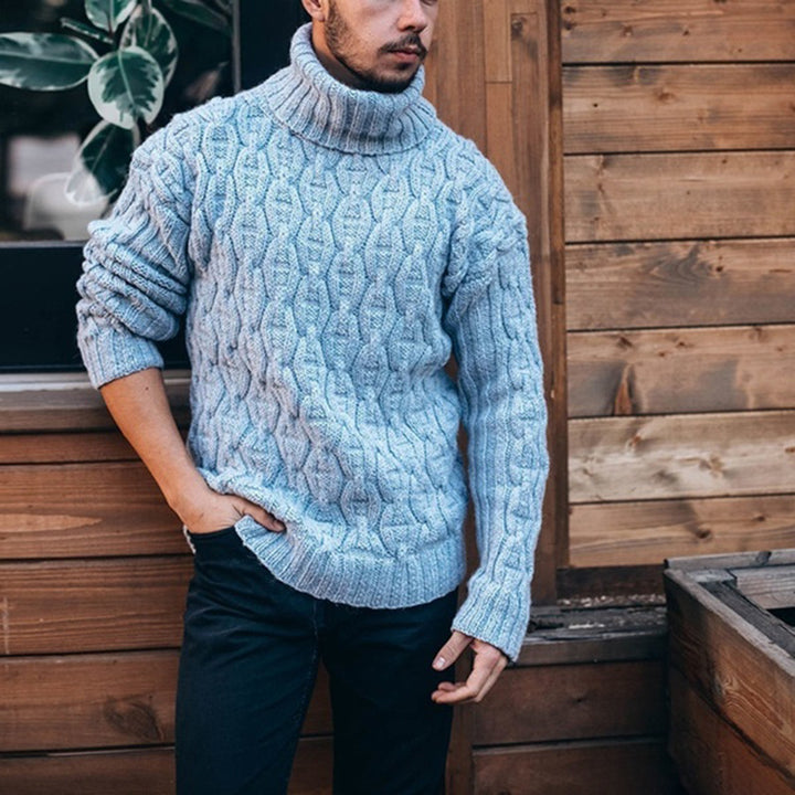 Herren Grobstrickpullover mit hohem Kragen und strukturiertem Zopfdesign Mirla-Eva Jonsson