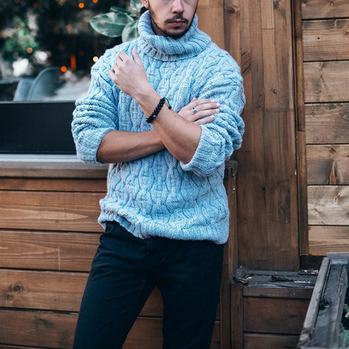 Herren Grobstrickpullover mit hohem Kragen und strukturiertem Zopfdesign Mirla-Eva Jonsson