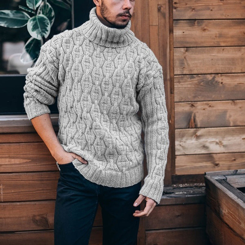 Herren Grobstrickpullover mit hohem Kragen und strukturiertem Zopfdesign Mirla-Eva Jonsson