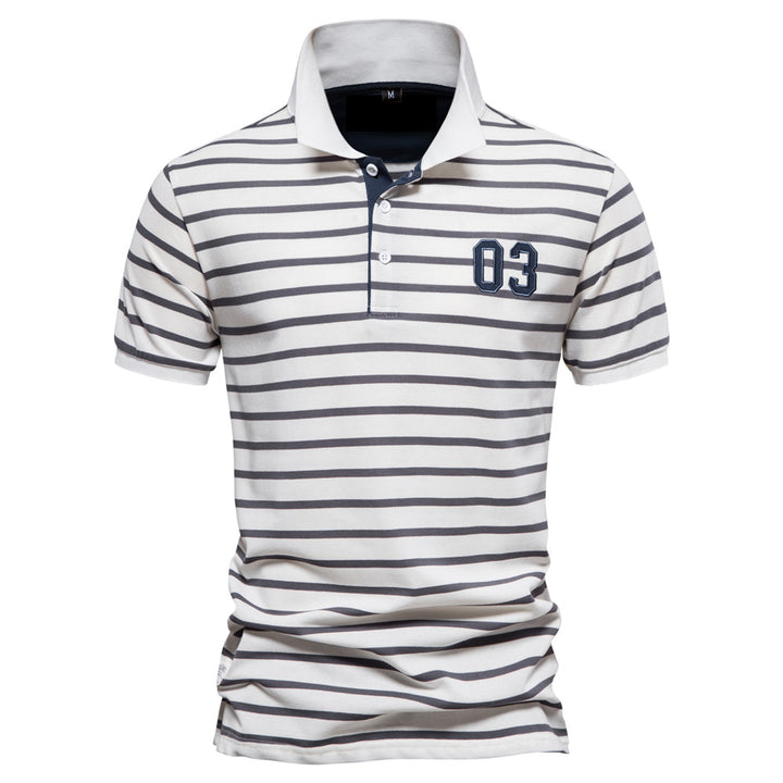 Herren Polo-Shirt med modernt randmönster och bekväm passform Mirla-Eva Jonsson