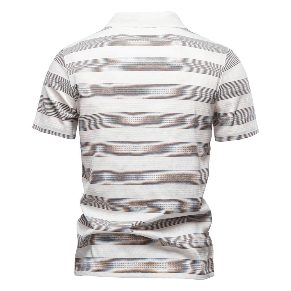 Herren Polo-Shirt med stiligt V-urringning och modernt randmönster Eva Jonsson-Eva Jonsson