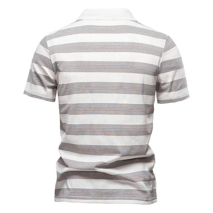 Herren Polo-Shirt med stiligt V-urringning och modernt randmönster Eva Jonsson-Eva Jonsson