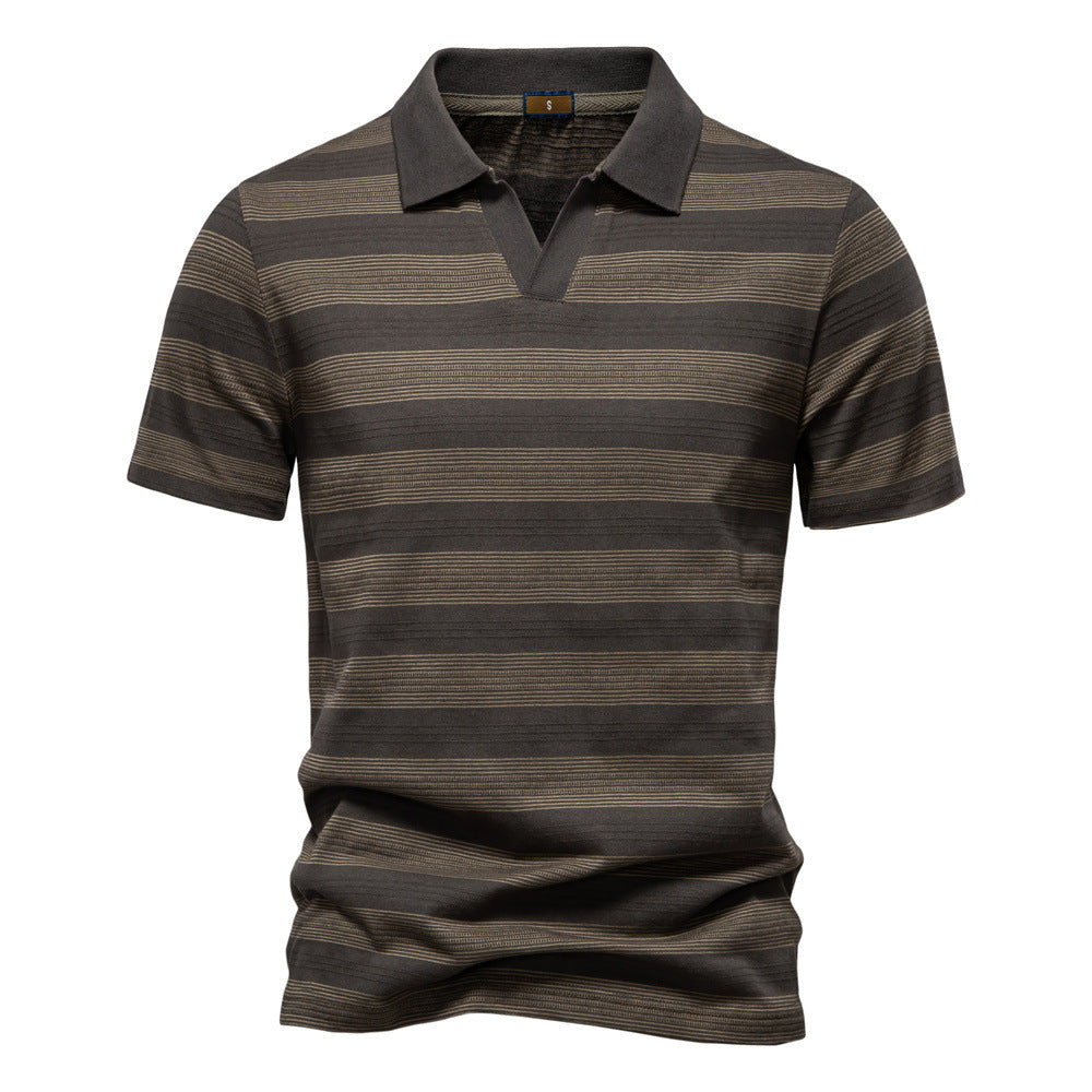 Herren Polo-Shirt med stiligt V-urringning och modernt randmönster Eva Jonsson-Eva Jonsson