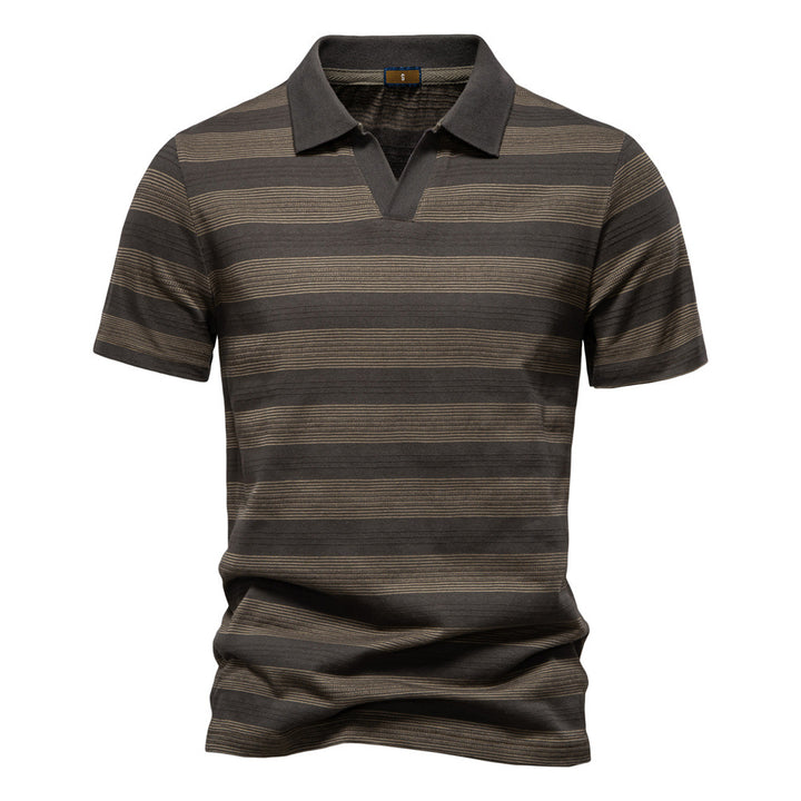 Herren Polo-Shirt med stiligt V-urringning och modernt randmönster Eva Jonsson-Eva Jonsson