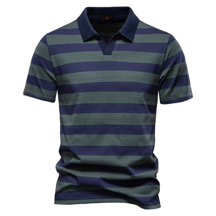 Herren Polo-Shirt med stiligt V-urringning och modernt randmönster Eva Jonsson-Eva Jonsson