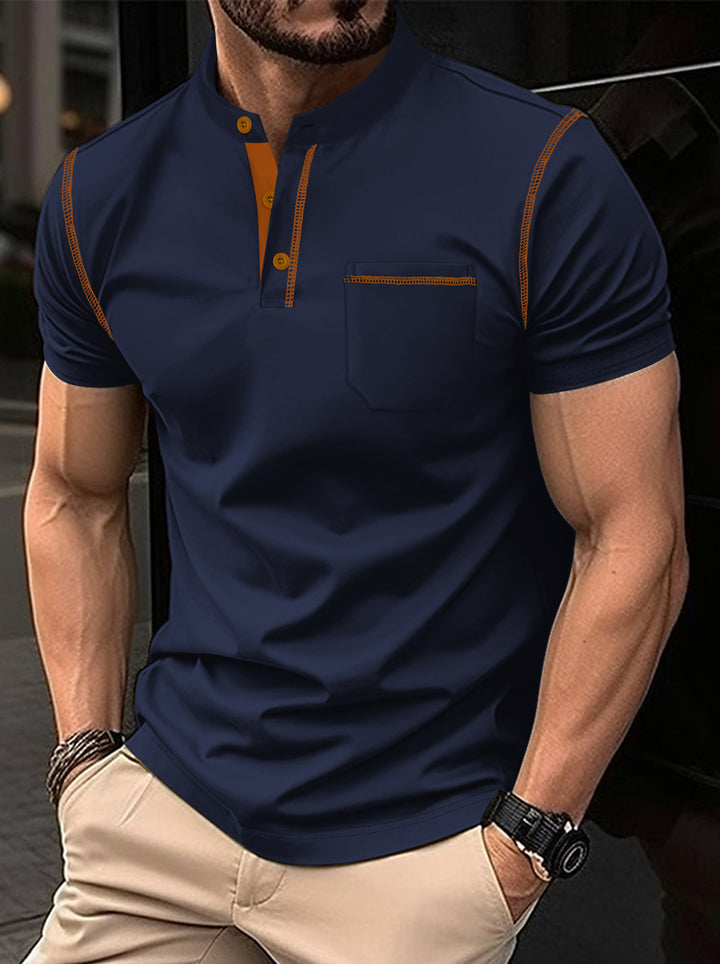 Herren Poloshirt med modern Henley-krage och praktisk bröstficka Mirla-Eva Jonsson