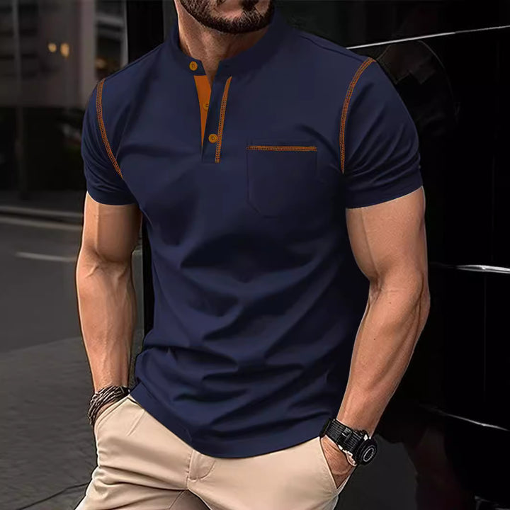 Herren Poloshirt med modern Henley-krage och praktisk bröstficka Mirla-Eva Jonsson