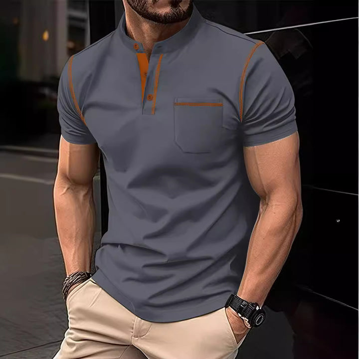 Herren Poloshirt med modern Henley-krage och praktisk bröstficka Mirla-Eva Jonsson