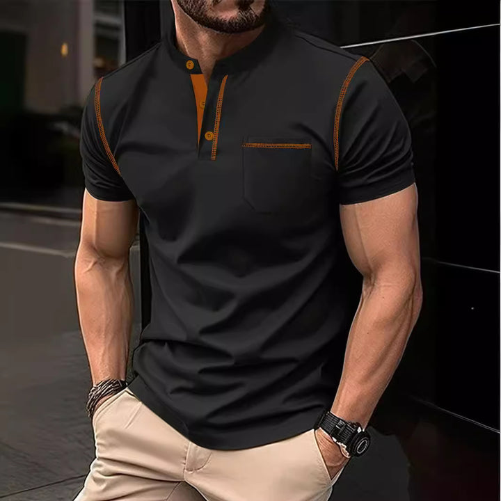 Herren Poloshirt med modern Henley-krage och praktisk bröstficka Mirla-Eva Jonsson