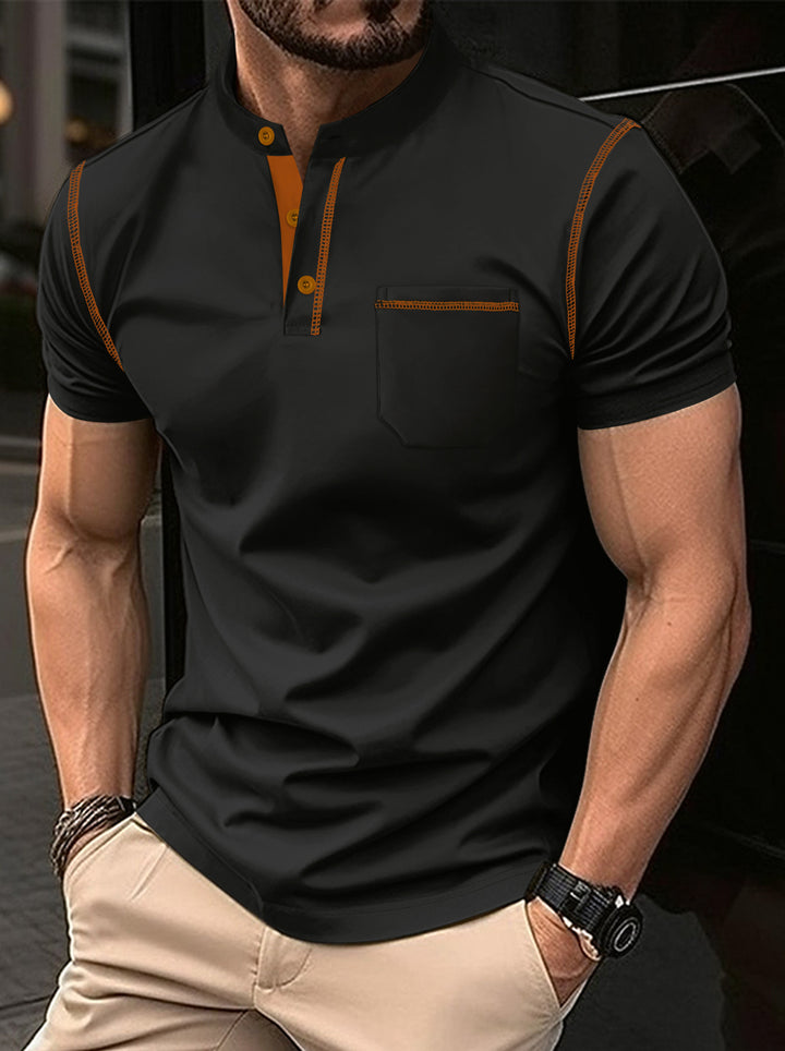 Herren Poloshirt med modern Henley-krage och praktisk bröstficka Mirla-Eva Jonsson