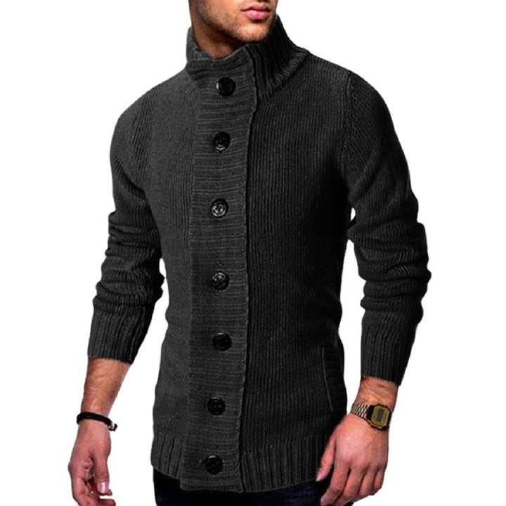 Herren Strickjacke mit hohem Kragen und markanten Knopfdetails Eva Jonsson-Eva Jonsson