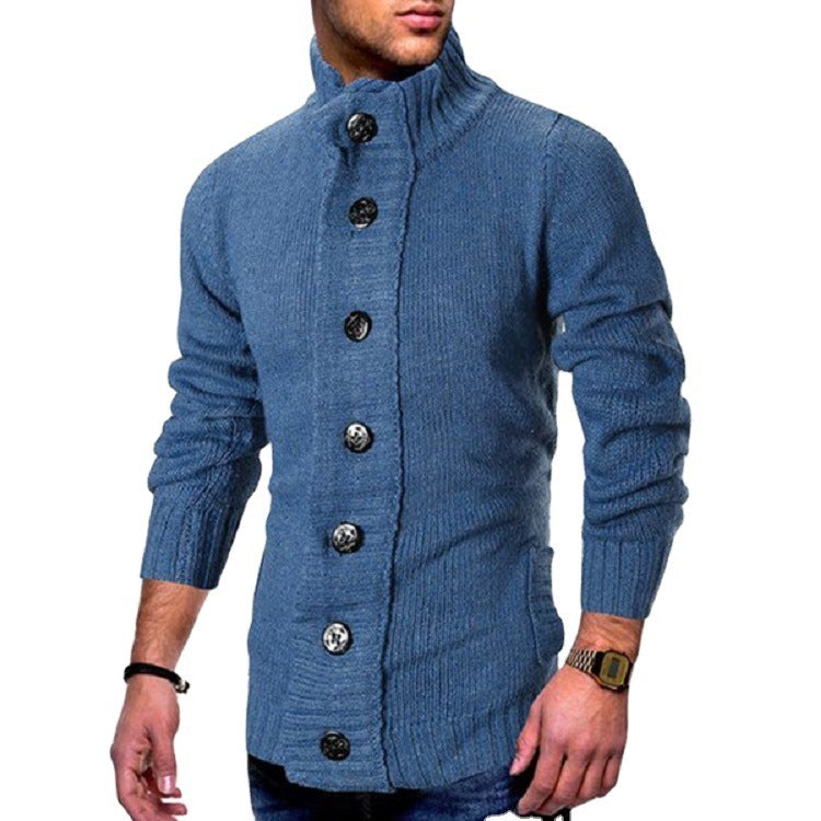 Herren Strickjacke mit hohem Kragen und markanten Knopfdetails Eva Jonsson-Eva Jonsson