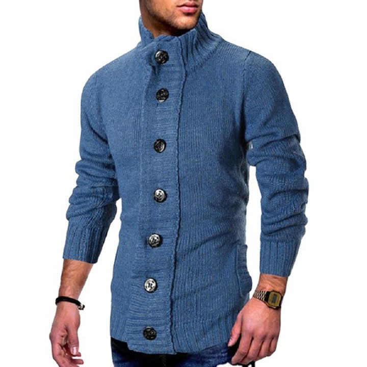 Herren Strickjacke mit hohem Kragen und markanten Knopfdetails Eva Jonsson-Eva Jonsson