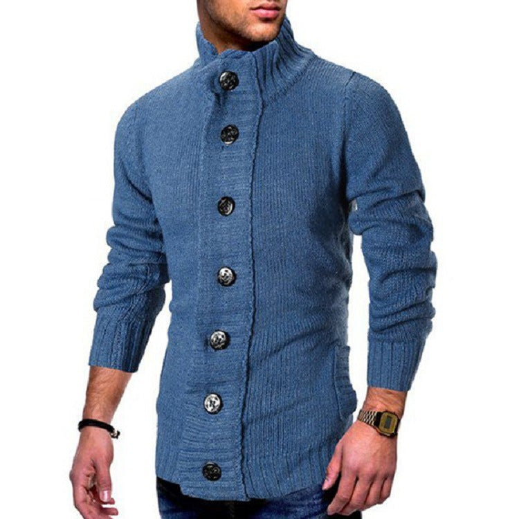 Herren Strickjacke mit hohem Kragen und markanten Knopfdetails Eva Jonsson-Eva Jonsson