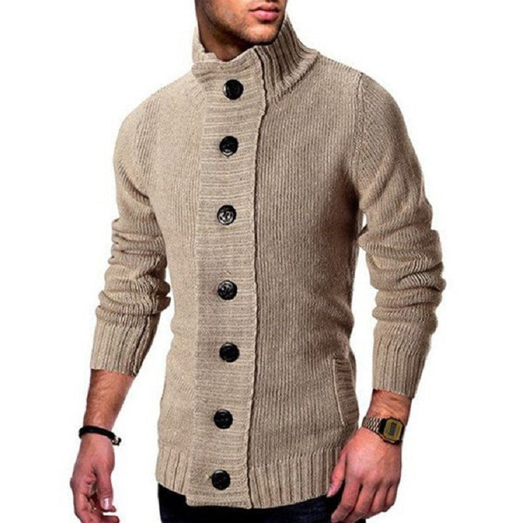 Herren Strickjacke mit hohem Kragen und markanten Knopfdetails Eva Jonsson-Eva Jonsson