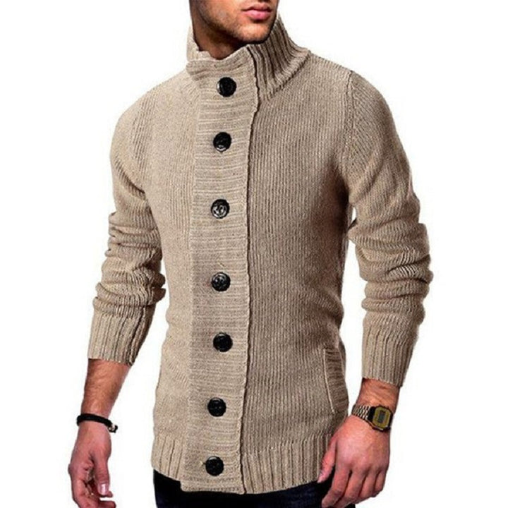 Herren Strickjacke mit hohem Kragen und markanten Knopfdetails Eva Jonsson-Eva Jonsson