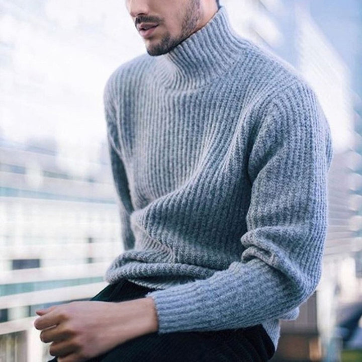 Herren Strickpullover mit hohem Kragen und feinem Rippmuster Mirla-Eva Jonsson