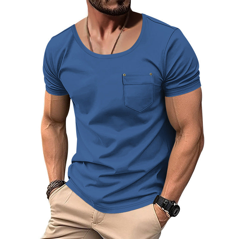 Herren T-Shirt med praktisk bröstficka och modern V-ringning Mirla-Eva Jonsson