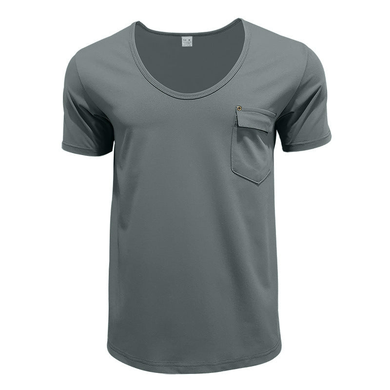 Herren T-Shirt med praktisk bröstficka och modern V-ringning Mirla-Eva Jonsson