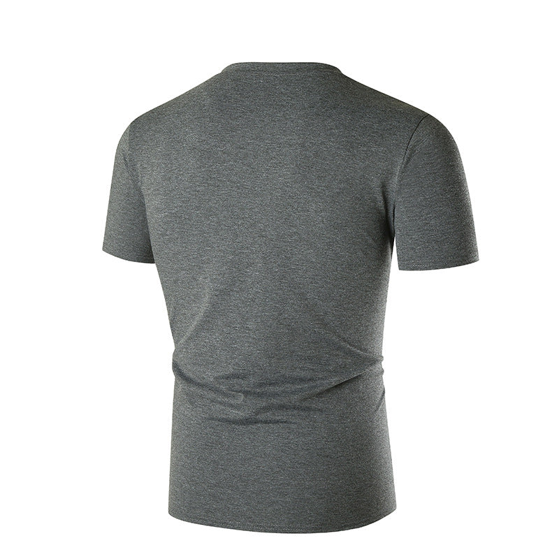 Herren V-hals T-shirt med bröstficka och kroppsnära passform Mirla-Eva Jonsson