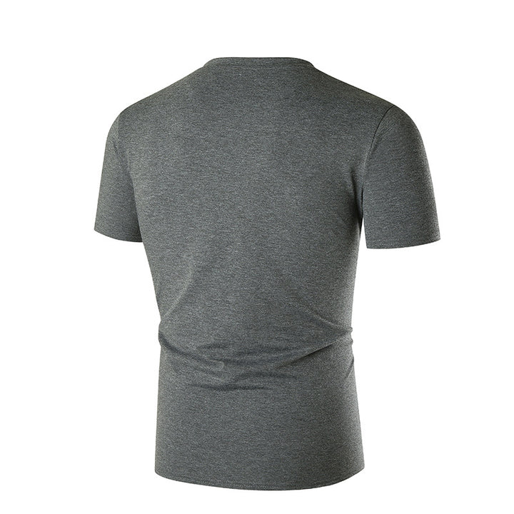 Herren V-hals T-shirt med bröstficka och kroppsnära passform Mirla-Eva Jonsson