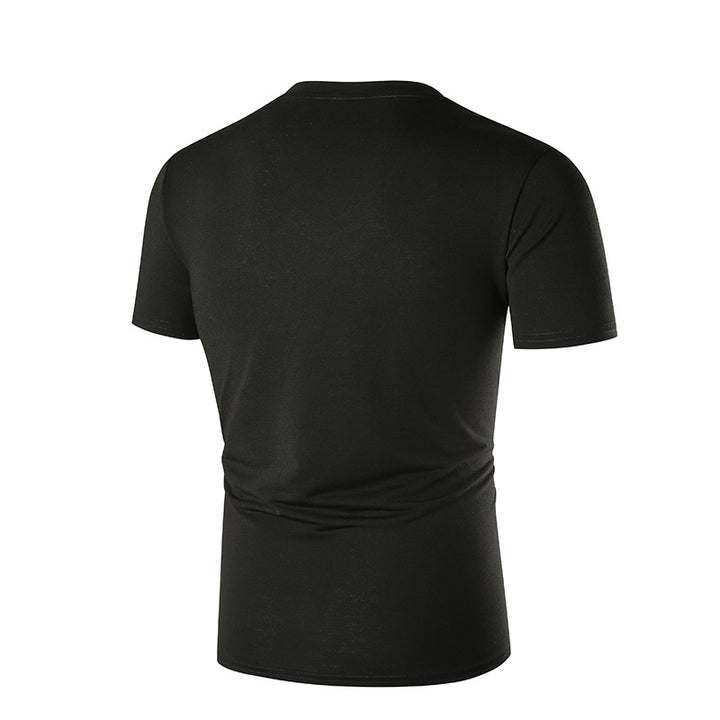 Herren V-hals T-shirt med bröstficka och kroppsnära passform Mirla-Eva Jonsson