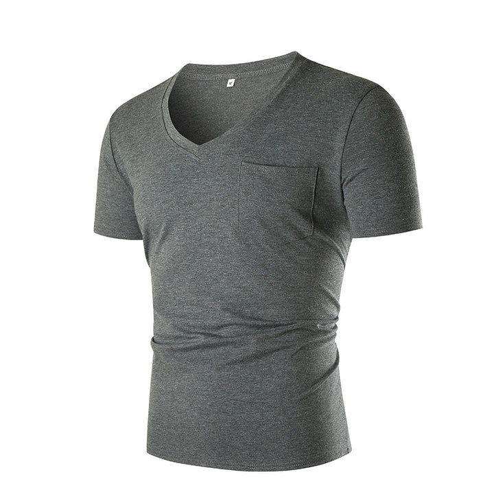 Herren V-hals T-shirt med bröstficka och kroppsnära passform Mirla-Eva Jonsson