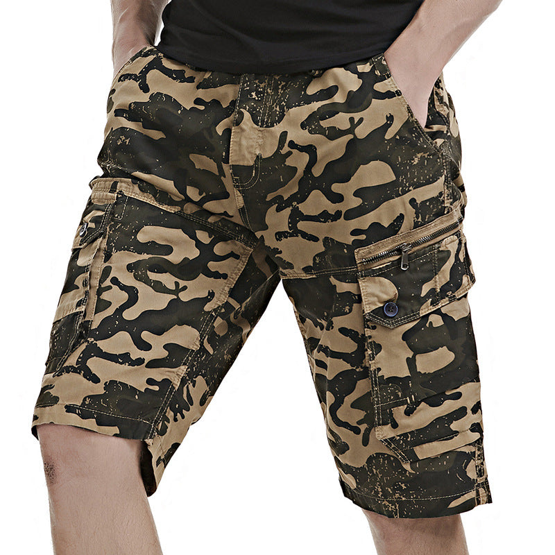 Herren cargoshorts med praktiska fickor och modernt kamouflage-mönster Mirla-Eva Jonsson