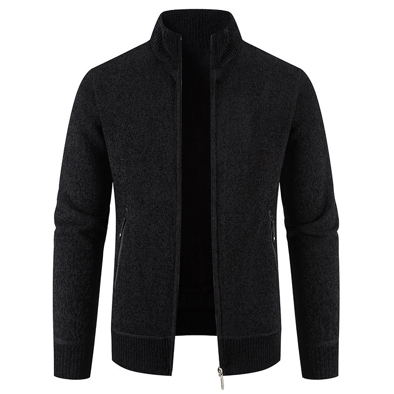 Herren elegant cardigan med hög krage och praktiska dragkedjefickor Mirla-Eva Jonsson