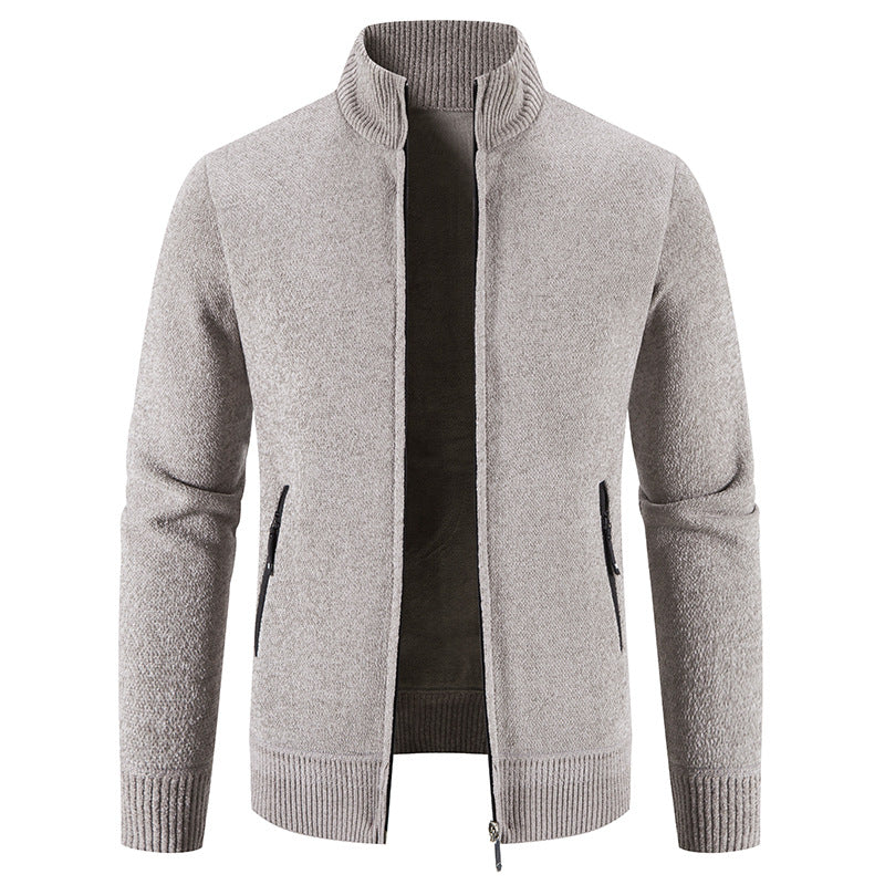Herren elegant cardigan med hög krage och praktiska dragkedjefickor Mirla-Eva Jonsson