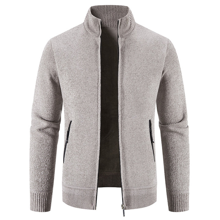 Herren elegant cardigan med hög krage och praktiska dragkedjefickor Mirla-Eva Jonsson