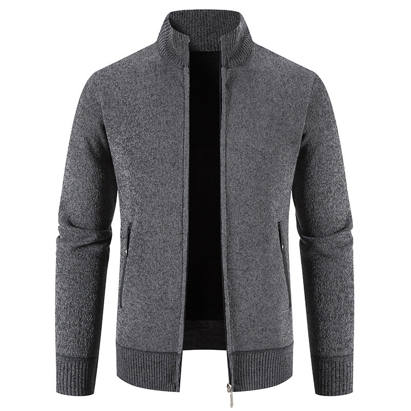 Herren elegant cardigan med hög krage och praktiska dragkedjefickor Mirla-Eva Jonsson