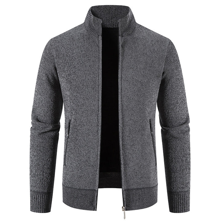 Herren elegant cardigan med hög krage och praktiska dragkedjefickor Mirla-Eva Jonsson